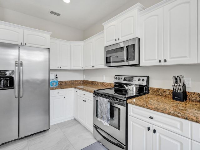 Дом в аренду по адресу 3600 NW 5th Terrace - фото 6808858