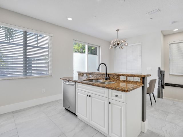 Дом в аренду по адресу 3600 NW 5th Terrace - фото 6808859