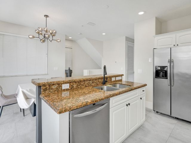 Дом в аренду по адресу 3600 NW 5th Terrace - фото 6808860