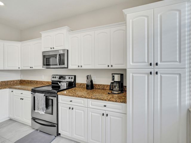 Дом в аренду по адресу 3600 NW 5th Terrace - фото 6808861