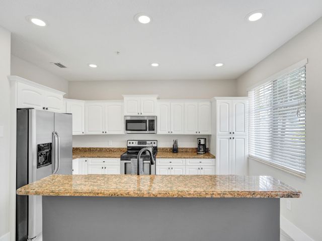 Дом в аренду по адресу 3600 NW 5th Terrace - фото 6808862