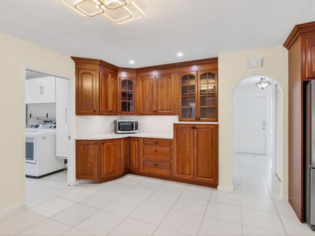 Дом в аренду по адресу 699 NW 16th Avenue - фото 6808951