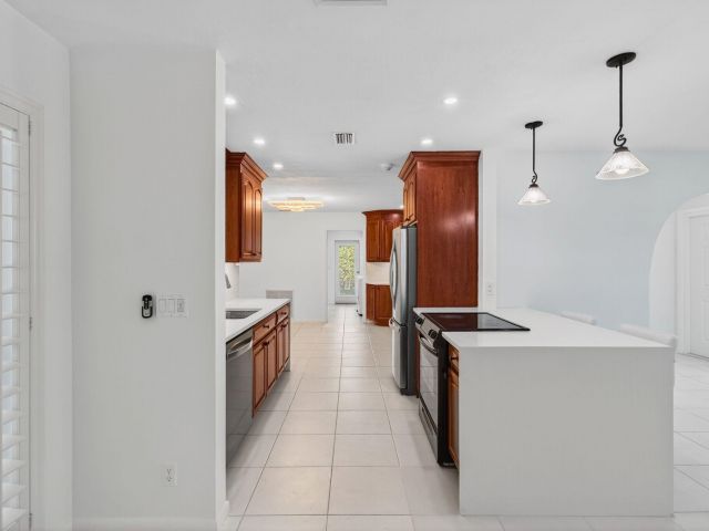 Дом в аренду по адресу 699 NW 16th Avenue - фото 6808955