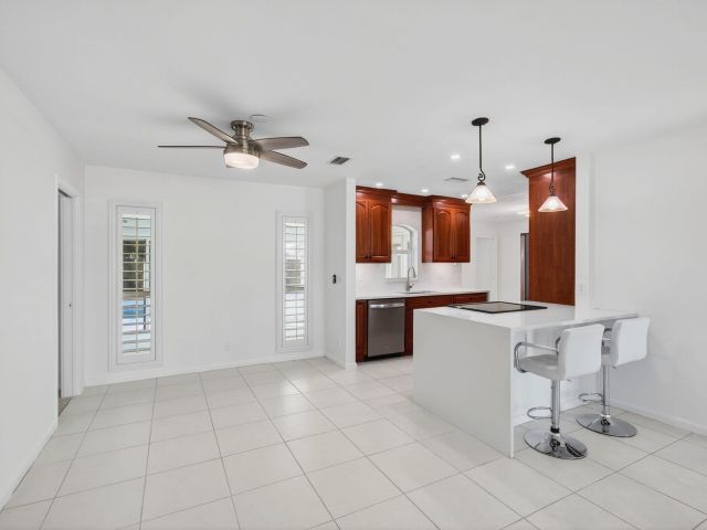 Дом в аренду по адресу 699 NW 16th Avenue - фото 6808956