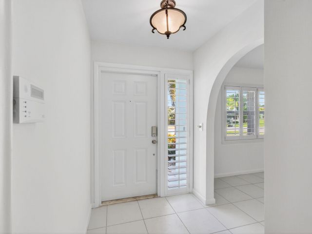 Дом в аренду по адресу 699 NW 16th Avenue - фото 6808960