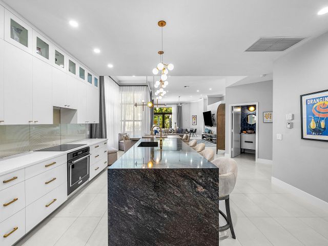 Продажа дома по адресу 2413 NW 64th Street - фото 6808884