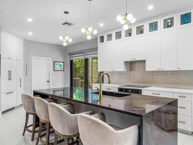 Продажа дома по адресу 2413 NW 64th Street - фото 6808886