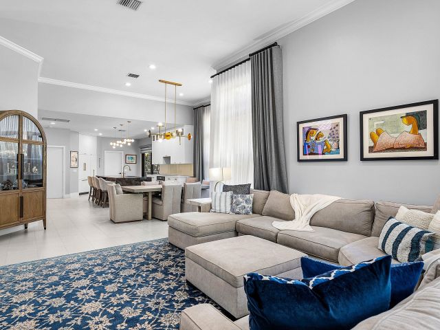 Продажа дома по адресу 2413 NW 64th Street - фото 6808888