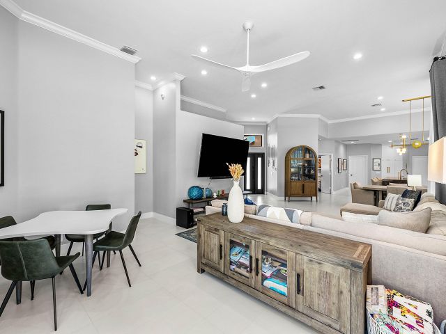 Продажа дома по адресу 2413 NW 64th Street - фото 6808889