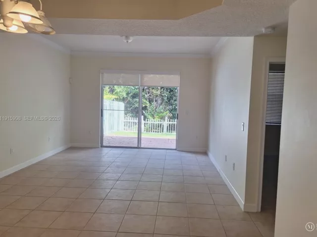 Дом в аренду по адресу 10159 NW 43rd Ter - фото 6806305