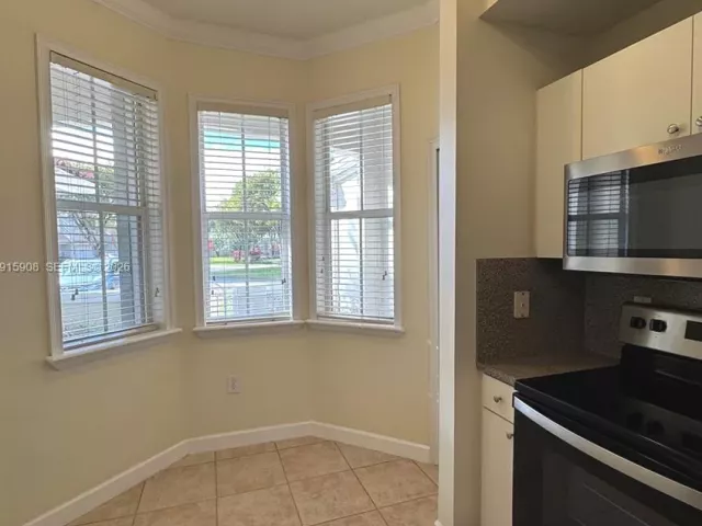 Дом в аренду по адресу 10159 NW 43rd Ter - фото 6806309