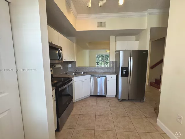 Дом в аренду по адресу 10159 NW 43rd Ter - фото 6806311