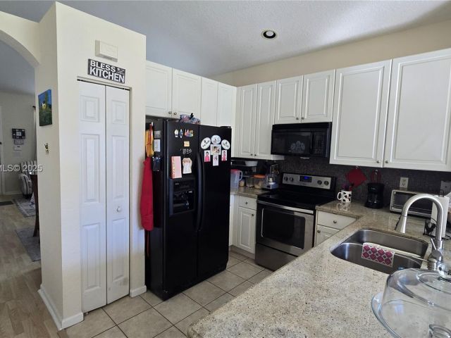 Продажа дома по адресу 7950 NW 20th St - фото 6822507