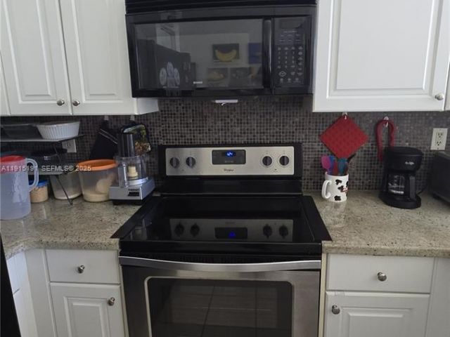 Продажа дома по адресу 7950 NW 20th St - фото 6822510