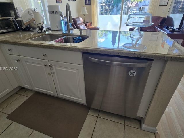 Продажа дома по адресу 7950 NW 20th St - фото 6822511