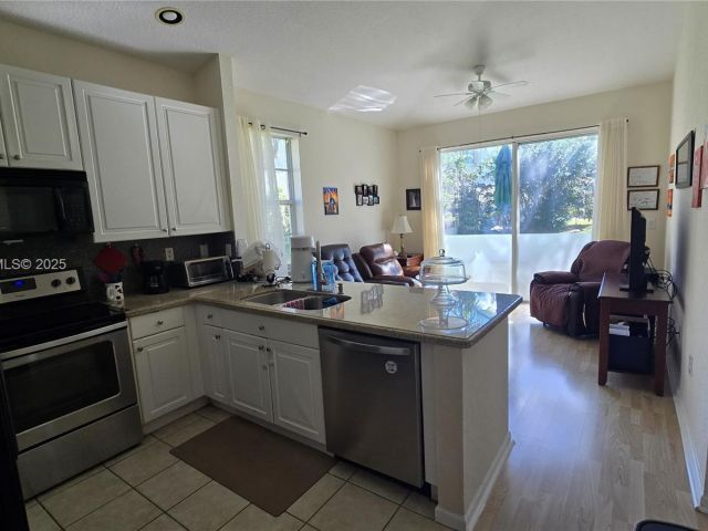 Продажа дома по адресу 7950 NW 20th St - фото 6822512