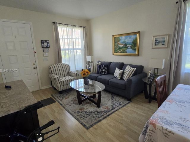 Продажа дома по адресу 7950 NW 20th St - фото 6822514