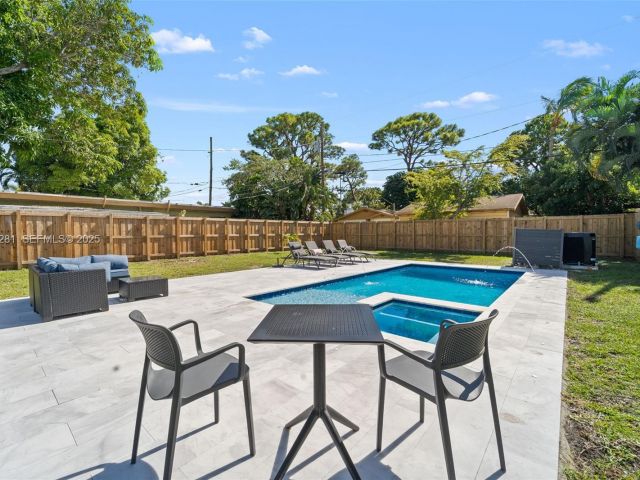 Дом в аренду по адресу 1464 NE 24th St - фото 6807212