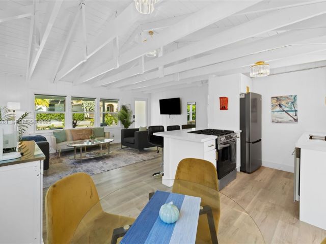 Дом в аренду по адресу 1464 NE 24th St - фото 6807220