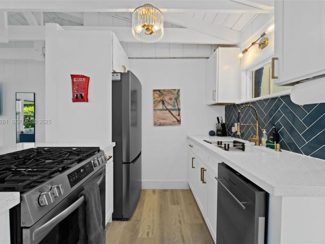 Дом в аренду по адресу 1464 NE 24th St - фото 6807221