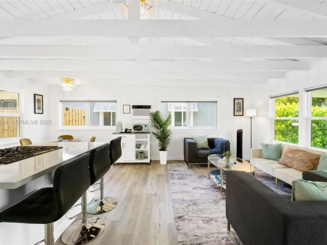 Дом в аренду по адресу 1464 NE 24th St - фото 6807223