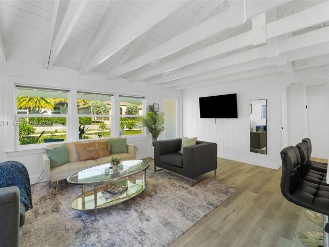 Дом в аренду по адресу 1464 NE 24th St - фото 6807224