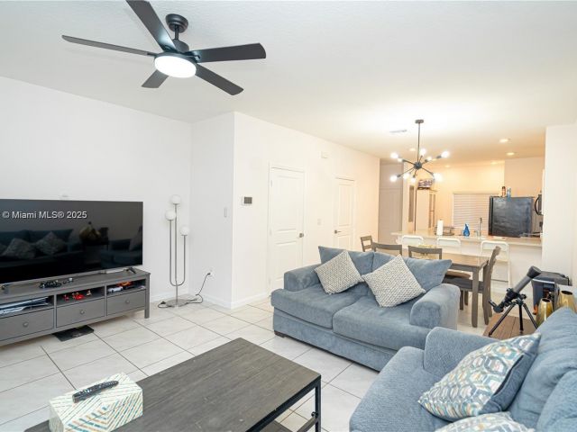 Дом в аренду по адресу 2820 NW 180th St - фото 7479576