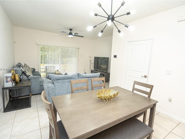 Дом в аренду по адресу 2820 NW 180th St - фото 7479577