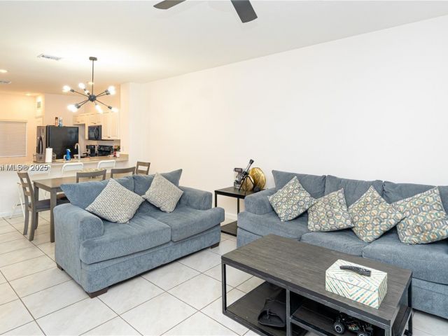 Дом в аренду по адресу 2820 NW 180th St - фото 7479579