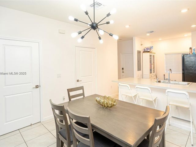 Дом в аренду по адресу 2820 NW 180th St - фото 7479582