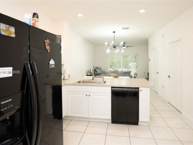 Дом в аренду по адресу 2820 NW 180th St - фото 7479584