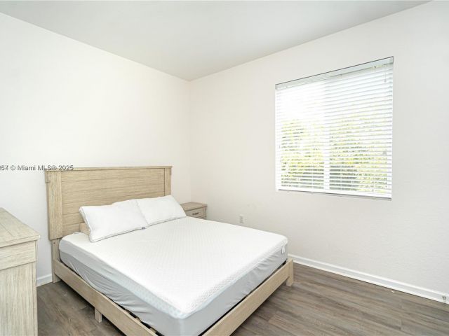 Дом в аренду по адресу 2820 NW 180th St - фото 7479590