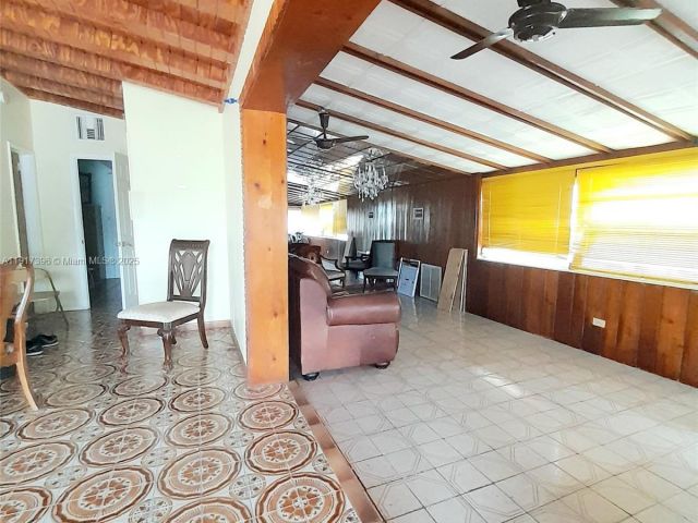 Дом в аренду по адресу 1830 NE 175th St 1 - фото 7508449