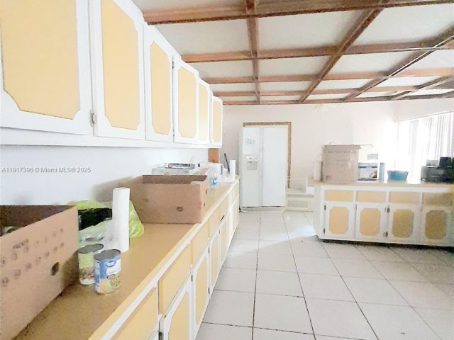 Дом в аренду по адресу 1830 NE 175th St 1 - фото 7508457