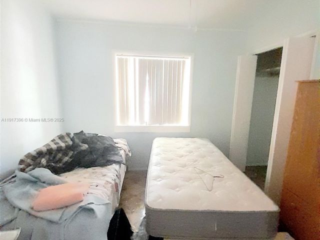 Дом в аренду по адресу 1830 NE 175th St 1 - фото 7508460