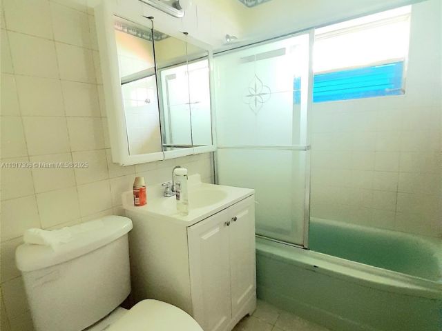 Дом в аренду по адресу 1830 NE 175th St 1 - фото 7508465