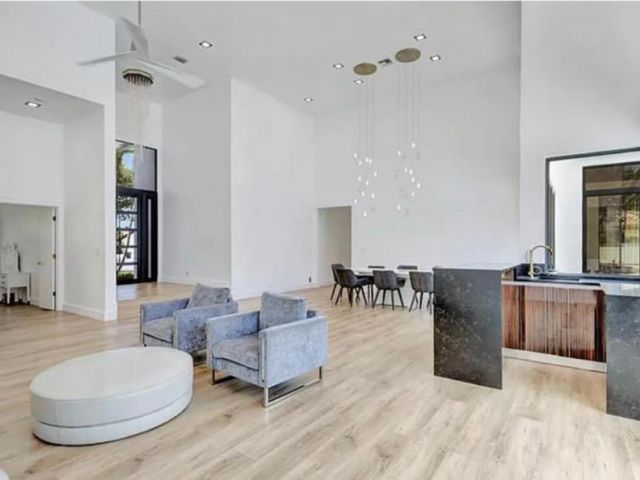 Продажа дома по адресу 2299 NW 55th Street - фото 6814460