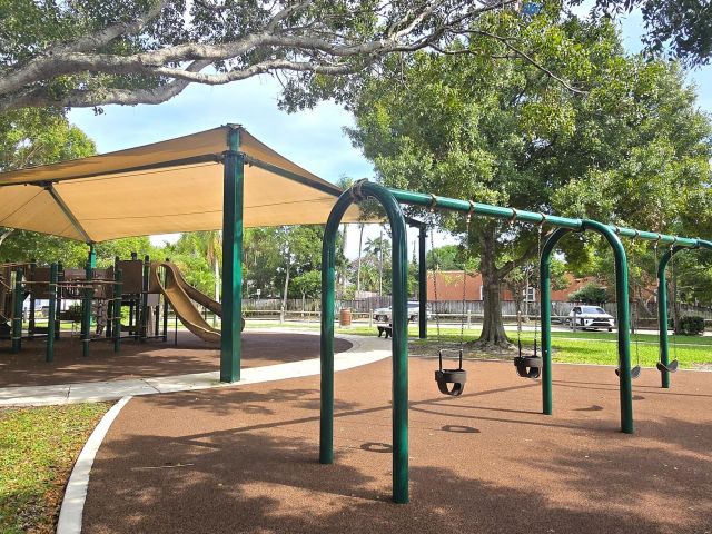 Продажа дома по адресу 819 Colonial Road - фото 6814151