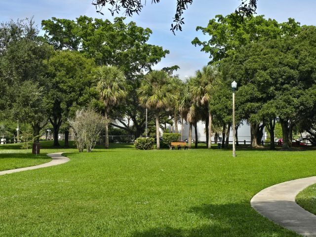 Продажа дома по адресу 819 Colonial Road - фото 6814152