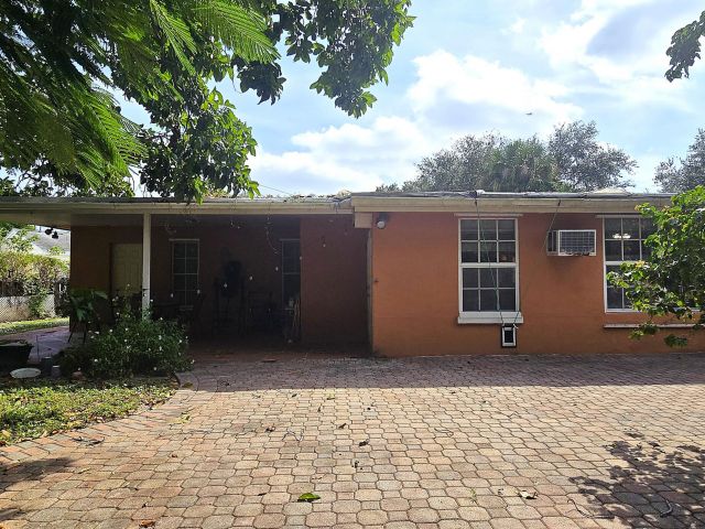 Продажа дома по адресу 819 Colonial Road - фото 6814154