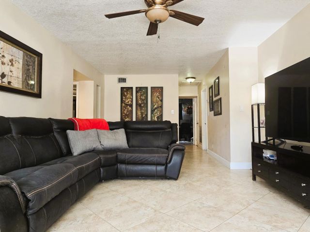 Продажа дома по адресу 819 Colonial Road - фото 6814157