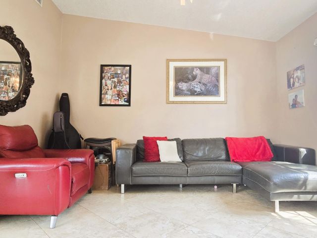 Продажа дома по адресу 819 Colonial Road - фото 6814158