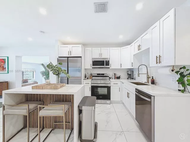 Дом в аренду по адресу 1367 NW 41st St - фото 6810379