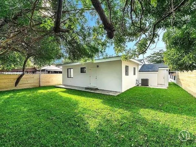 Дом в аренду по адресу 1367 NW 41st St - фото 6810361