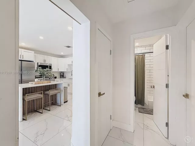 Дом в аренду по адресу 1367 NW 41st St - фото 6810365