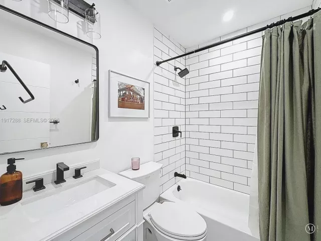 Дом в аренду по адресу 1367 NW 41st St - фото 6810366