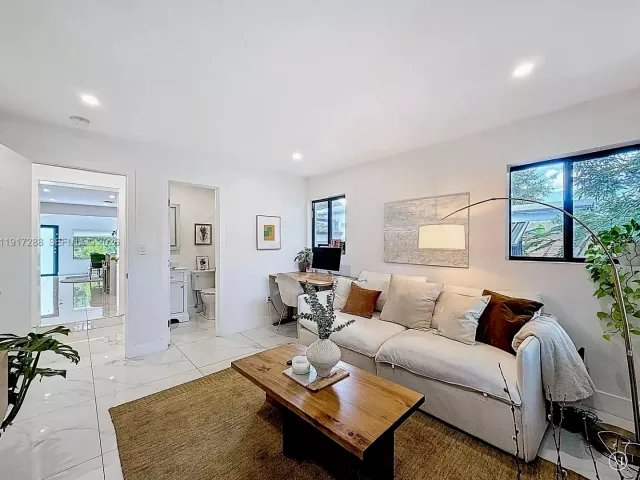 Дом в аренду по адресу 1367 NW 41st St - фото 6810367