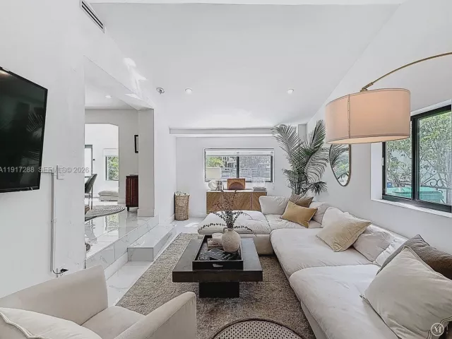 Дом в аренду по адресу 1367 NW 41st St - фото 6810374