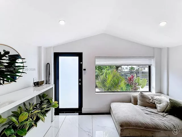 Дом в аренду по адресу 1367 NW 41st St - фото 6810375