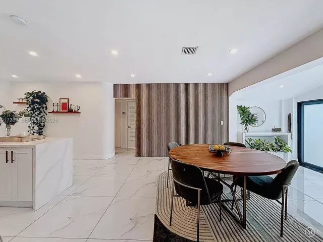 Дом в аренду по адресу 1367 NW 41st St - фото 6810376